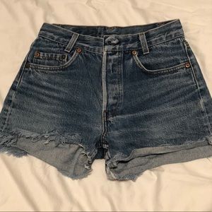 Adorable cut off classic Levi’s